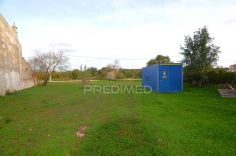 Terreno urbano em chaminé, algoz