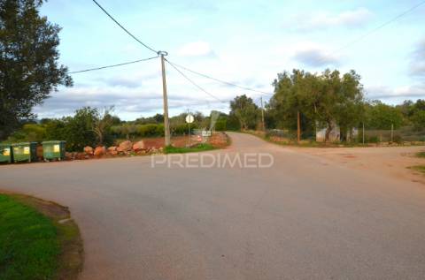 Terreno urbano em chaminé, algoz