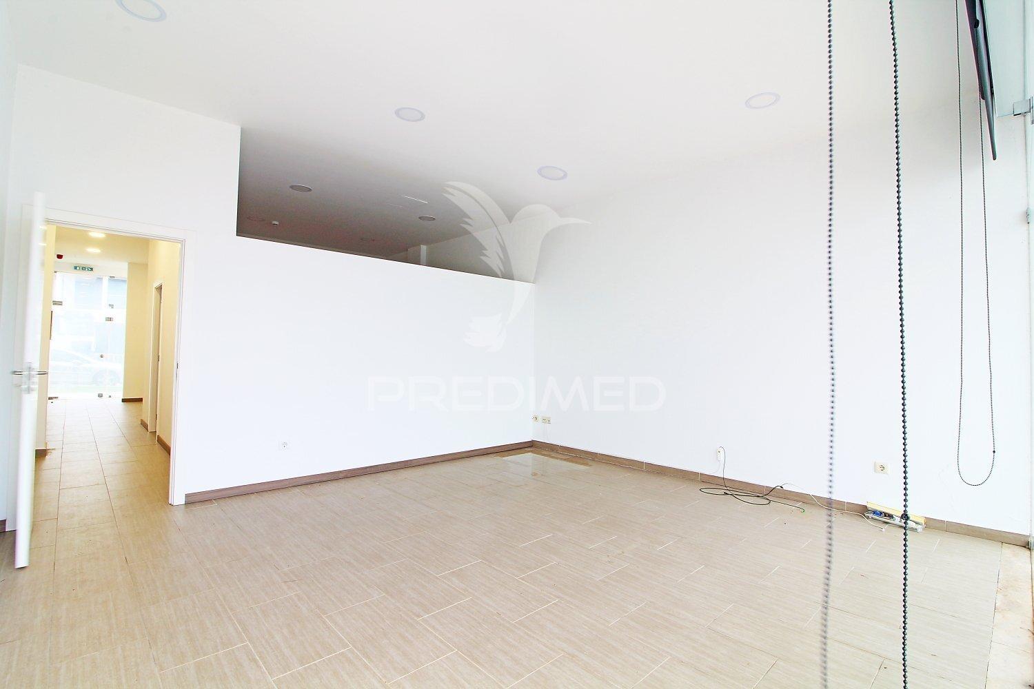 Loja para arrendamento em zona central ferreiras, albufeira
