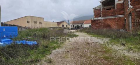 Terreno urbano com 6 moradias em construção