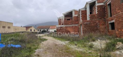Terreno urbano com 6 moradias em construção