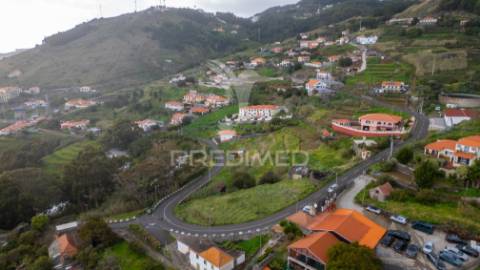 Terreno urbano com 920 m2 para construção no caniço