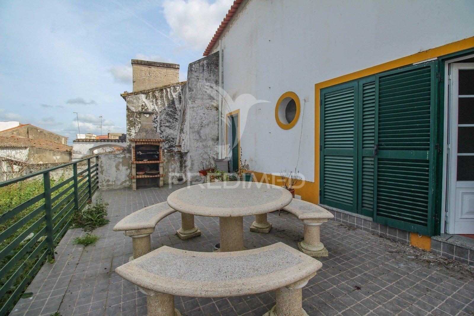 Moradia t3 com jardim e horta em santa eulália – elvas