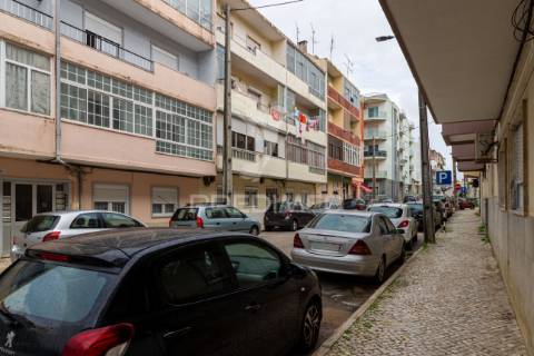 Apartamento t3 no seixal | 1º andar com excelente proximidade a serviços