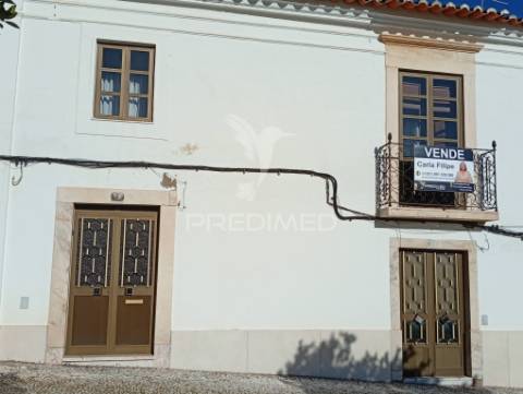 Moradia rc e 1º andar com quintal
