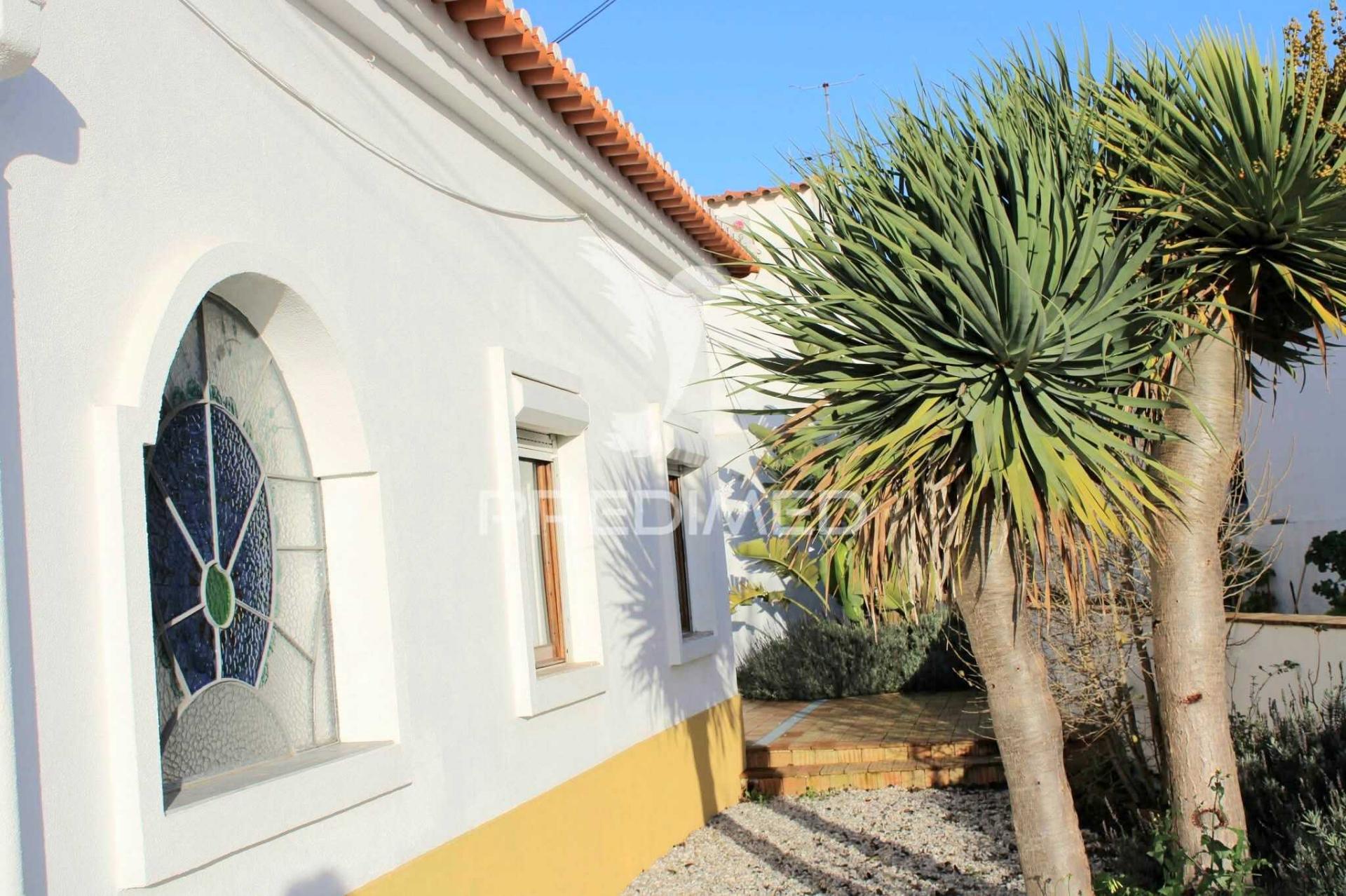 Moradia t2 para arrendar com jardim, centro santiago do cacém.