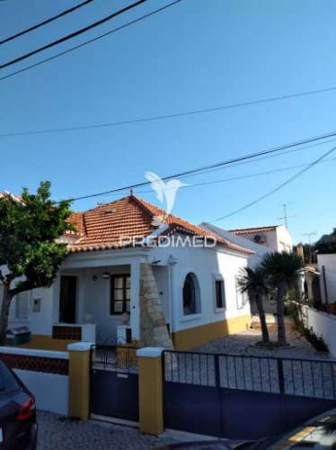 Moradia t2 para arrendar com jardim, centro santiago do cacém.
