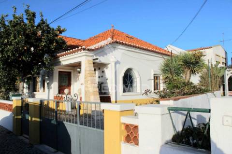 Moradia t2 para arrendar com jardim, centro santiago do cacém.