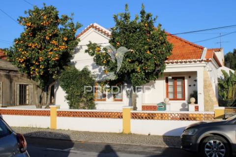Moradia t2 para arrendar com jardim, centro santiago do cacém.