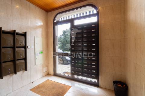 Apartamento t1 para arrendar no feijó | prédio recente, excelente luz natural