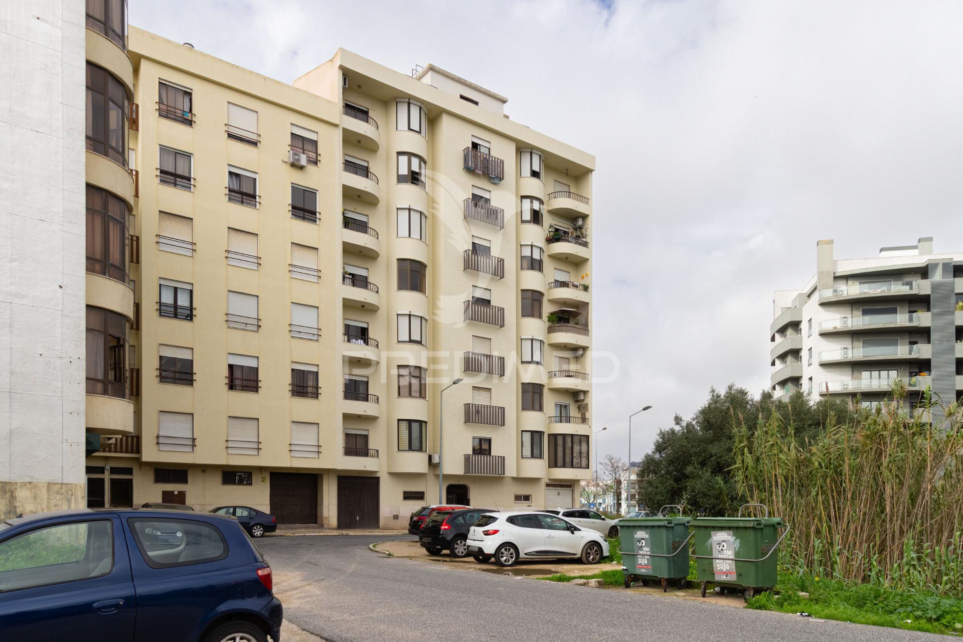 Apartamento t1 para arrendar no feijó | prédio recente, excelente luz natural
