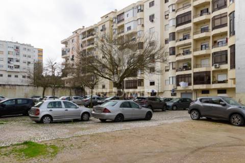 Apartamento t1 para arrendar no feijó | prédio recente, excelente luz natural