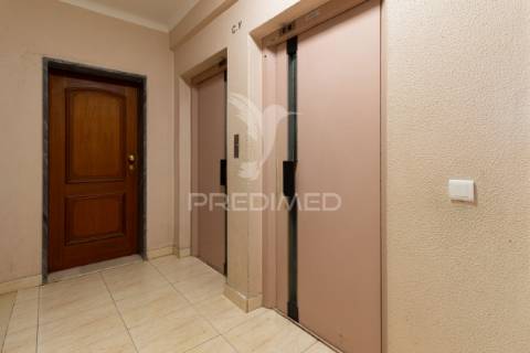 Apartamento t1 para arrendar no feijó | prédio recente, excelente luz natural