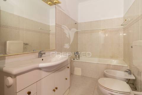 Apartamento t1 para arrendar no feijó | prédio recente, excelente luz natural