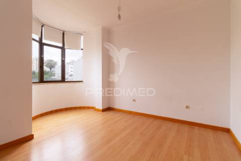Apartamento t1 para arrendar no feijó | prédio recente, excelente luz natural