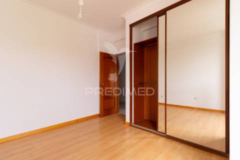Apartamento t1 para arrendar no feijó | prédio recente, excelente luz natural