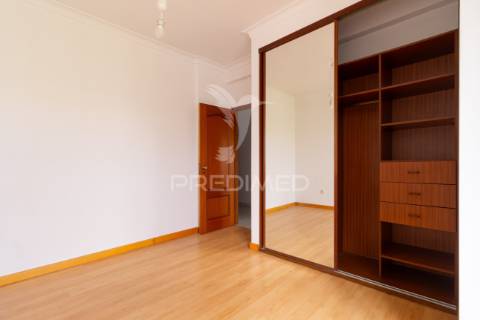 Apartamento t1 para arrendar no feijó | prédio recente, excelente luz natural