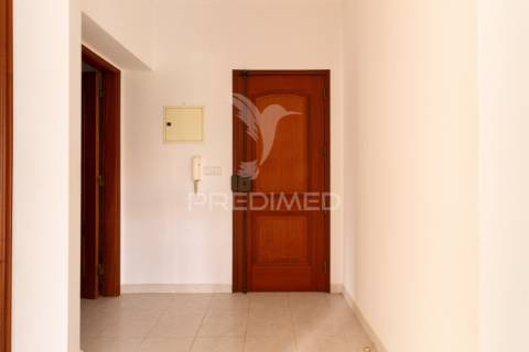 Apartamento t1 para arrendar no feijó | prédio recente, excelente luz natural