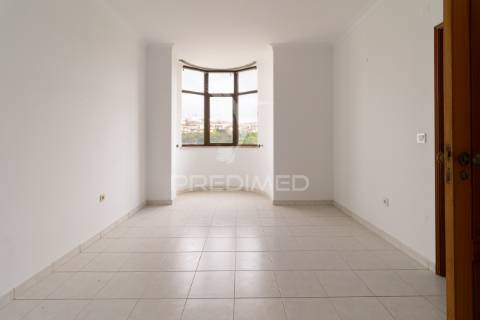Apartamento t1 para arrendar no feijó | prédio recente, excelente luz natural