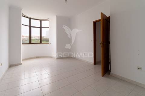 Apartamento t1 para arrendar no feijó | prédio recente, excelente luz natural