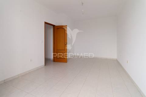 Apartamento t1 para arrendar no feijó | prédio recente, excelente luz natural