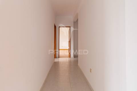 Apartamento t1 para arrendar no feijó | prédio recente, excelente luz natural