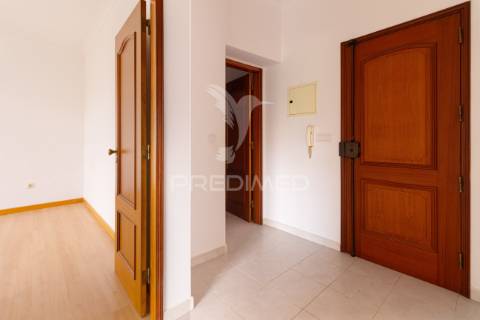 Apartamento t1 para arrendar no feijó | prédio recente, excelente luz natural