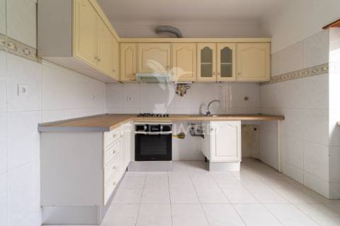Apartamento t1 para arrendar no feijó | prédio recente, excelente luz natural