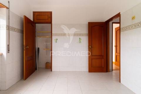 Apartamento t1 para arrendar no feijó | prédio recente, excelente luz natural