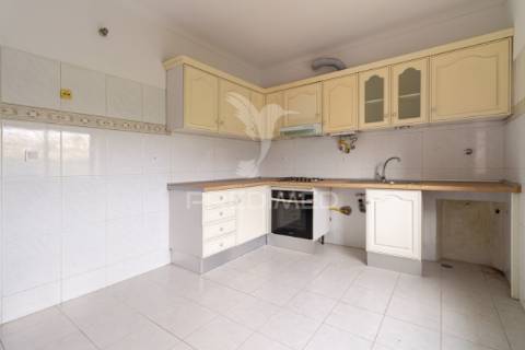 Apartamento t1 para arrendar no feijó | prédio recente, excelente luz natural