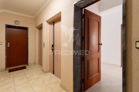 Apartamento t1 para arrendar no feijó | prédio recente, excelente luz natural
