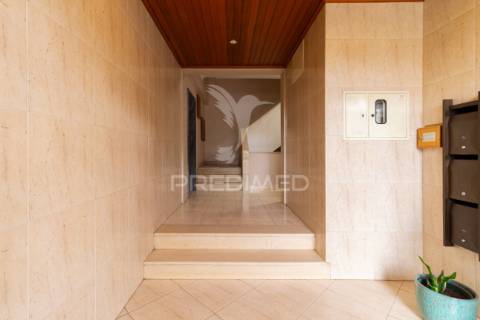 Apartamento t1 para arrendar no feijó | prédio recente, excelente luz natural