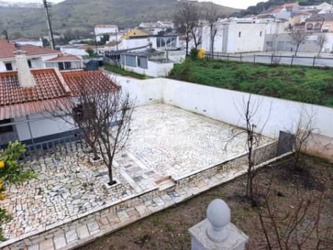 Moradia térrea- inserida num lote de terreno de 645m2-elvas