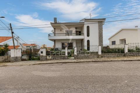Moradia t7 bi-familar em corroios