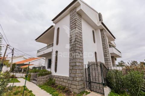 Moradia t7 bi-familar em corroios
