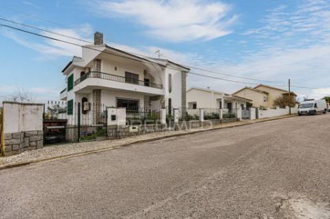 Moradia t7 bi-familar em corroios