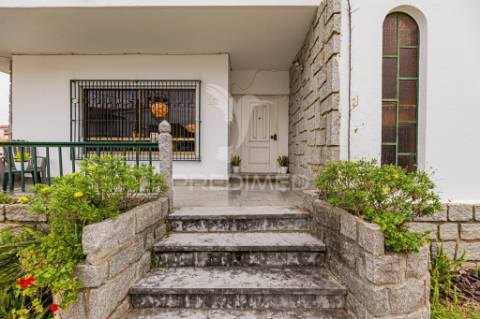 Moradia t7 bi-familar em corroios