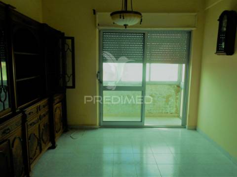 Apartamento t3 com uma área  70 m2, situado no cacém