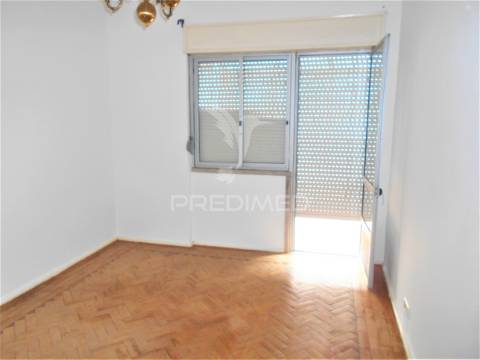 Apartamento t3 com uma área  70 m2, situado no cacém