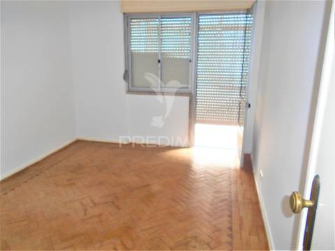 Apartamento t3 com uma área  70 m2, situado no cacém