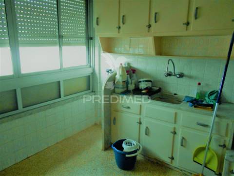 Apartamento t3 com uma área  70 m2, situado no cacém