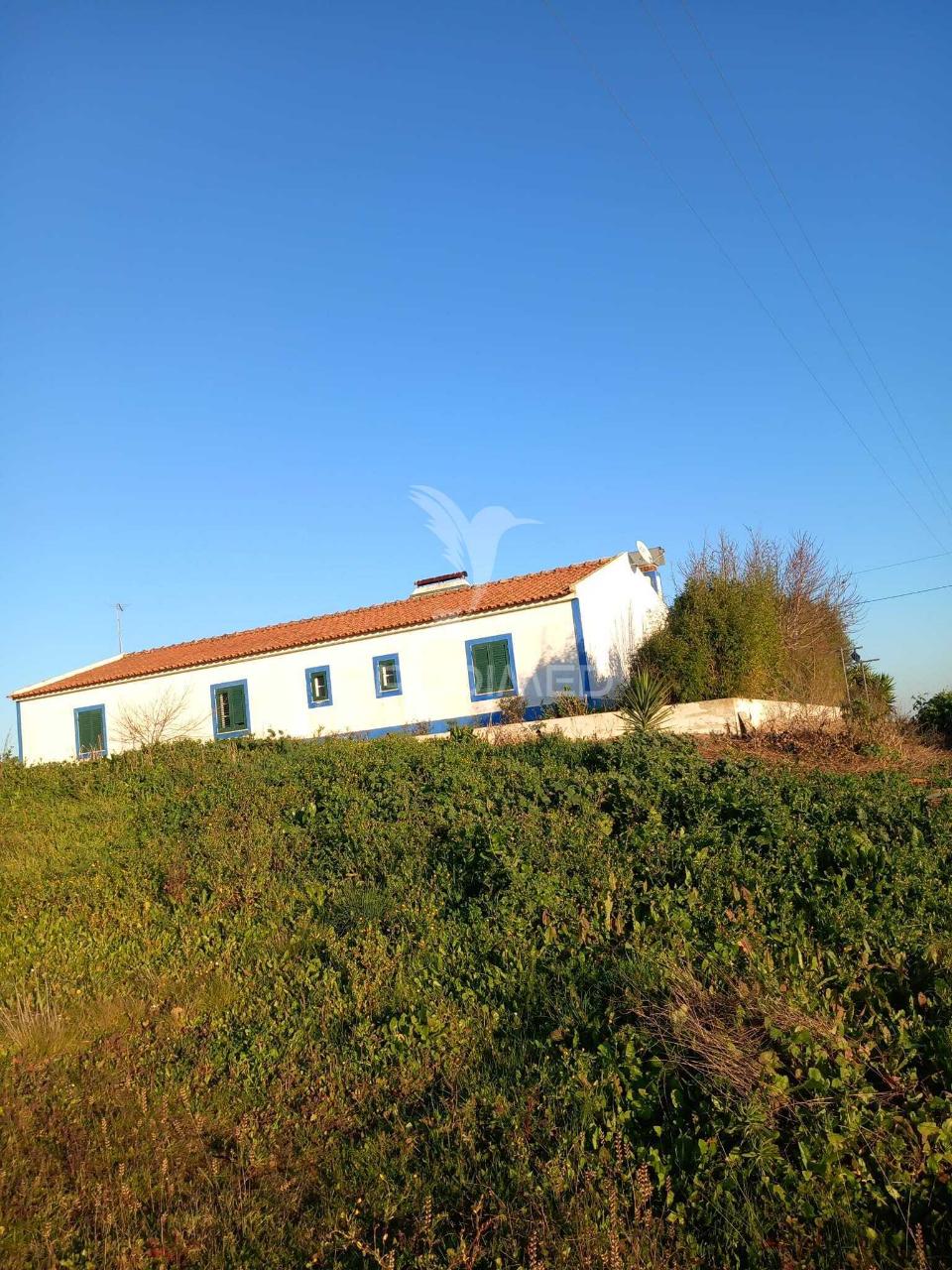 Moradia na cruz de joão mendes, são francisco da serra.