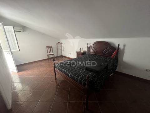 Moradia t2+2 com garagem, logradouro e eficiência energética – alfundão, ferreira do alentejo.