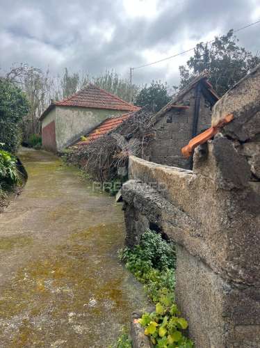 Moradia e palheiro para recuperação na p. pargo junto ao campo de golfe