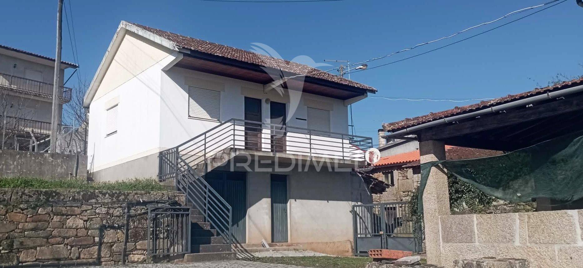 Moradia com quintal, a 12 kms de vila real