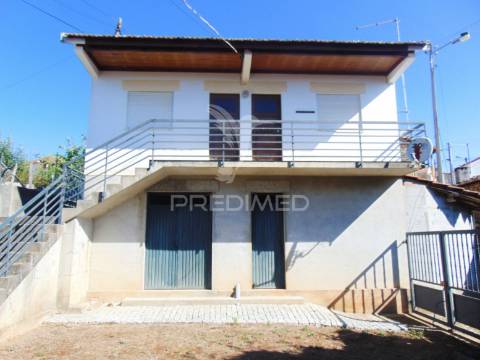Moradia com quintal, a 12 kms de vila real