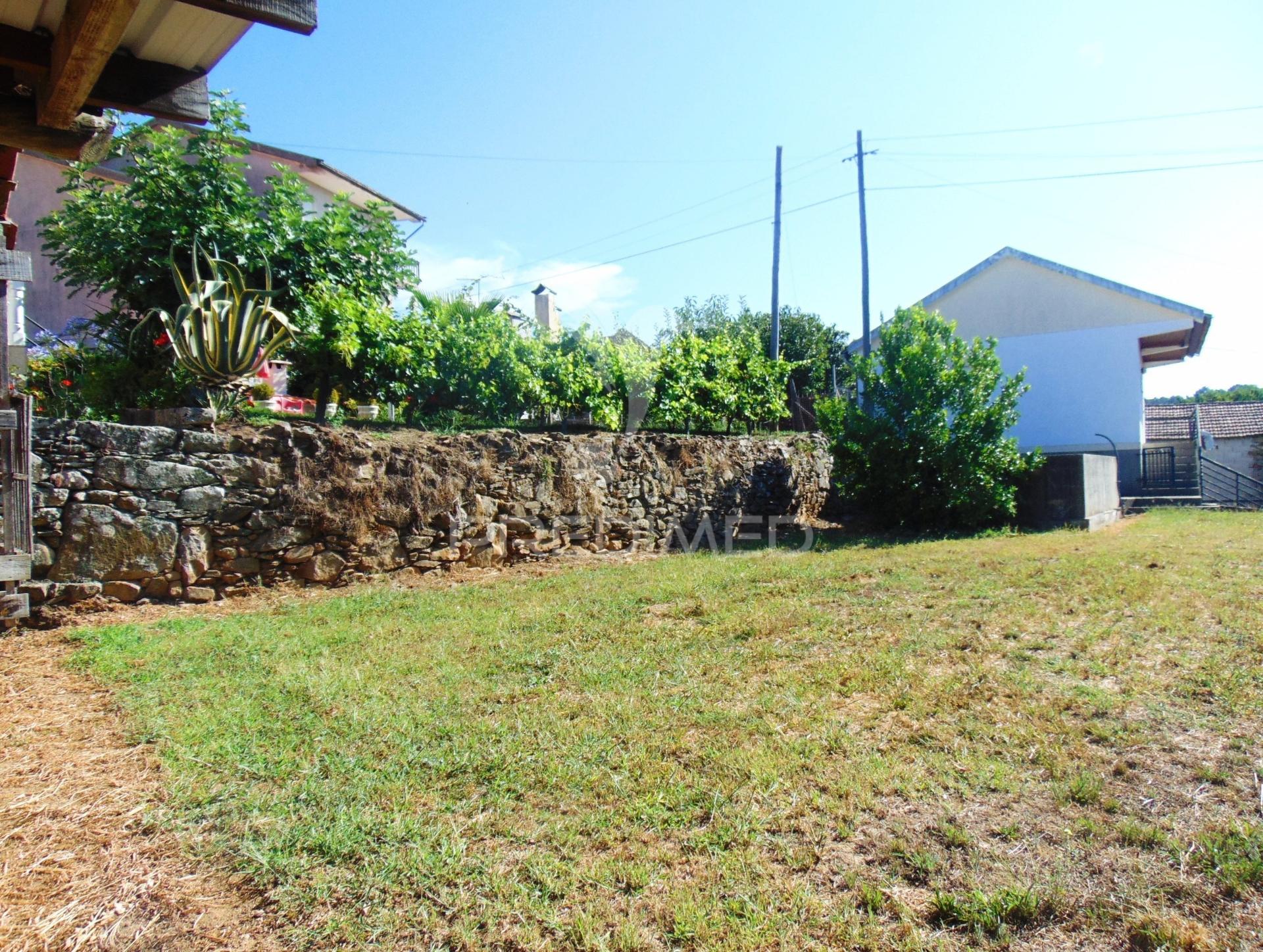 Moradia com quintal, a 12 kms de vila real