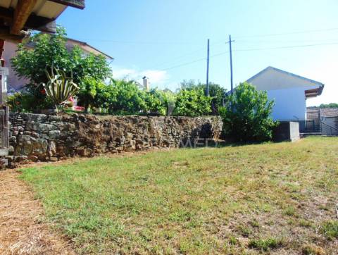Moradia com quintal, a 12 kms de vila real