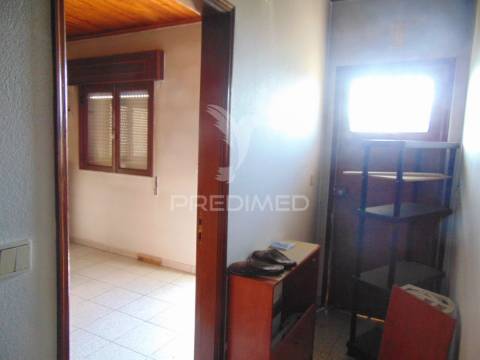 Moradia com quintal, a 12 kms de vila real