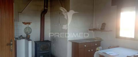 Moradia com quintal, a 12 kms de vila real